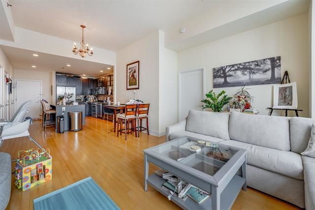 1125 MAXWELL LANE Unit: 1207