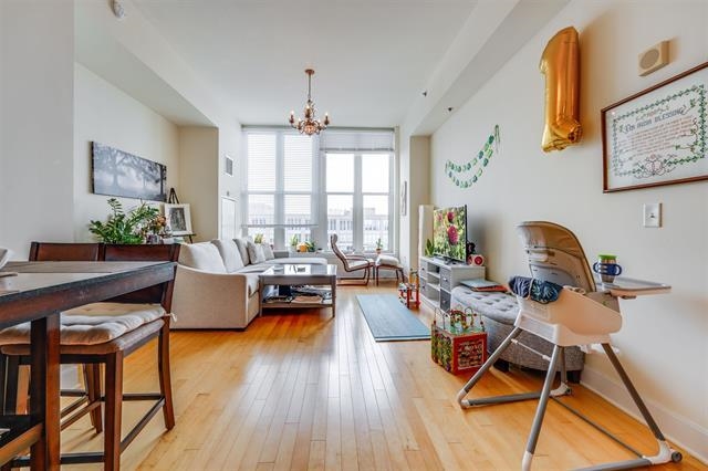 1125 MAXWELL LANE Unit: 1207