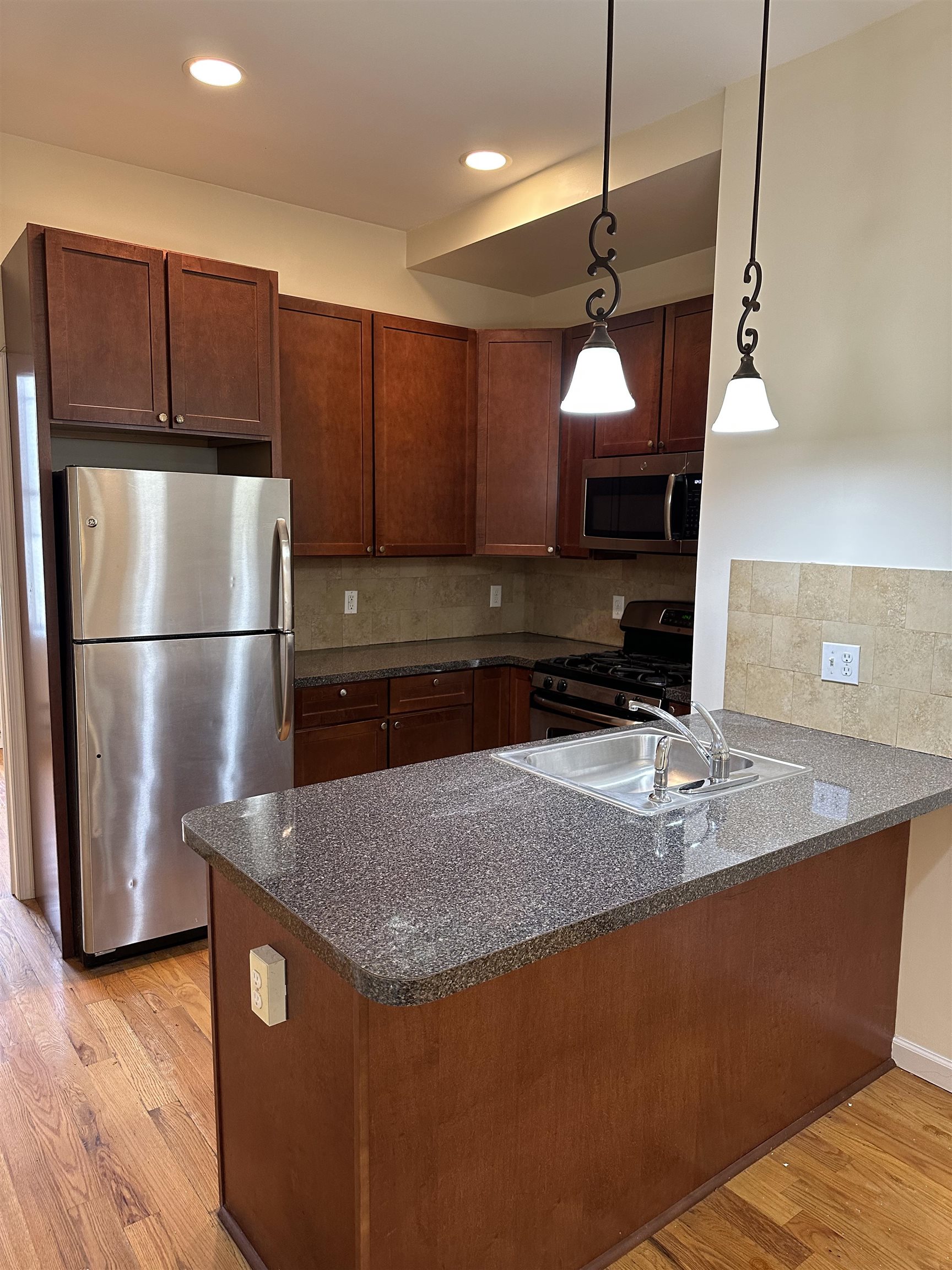 942 WILLOW AVE Unit: 2L