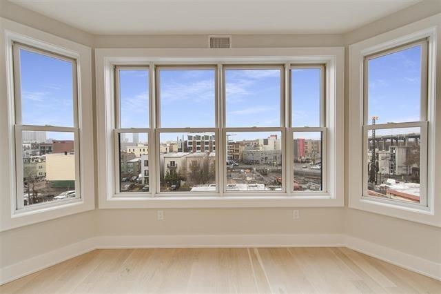 366 6TH ST Unit: 303