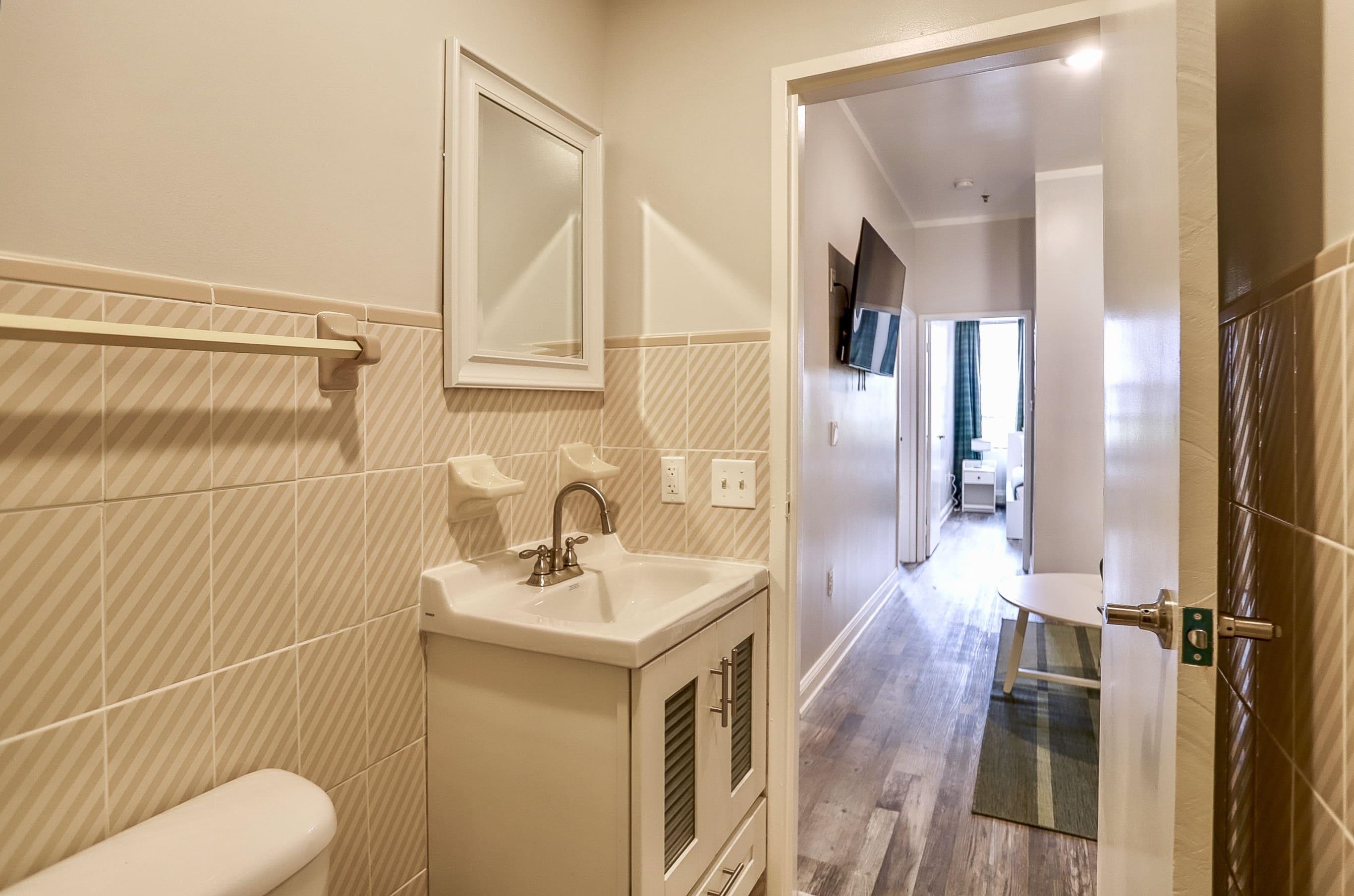 208 48TH ST Unit: 27