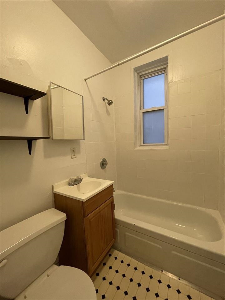 1124 WASHINGTON ST Unit: 4