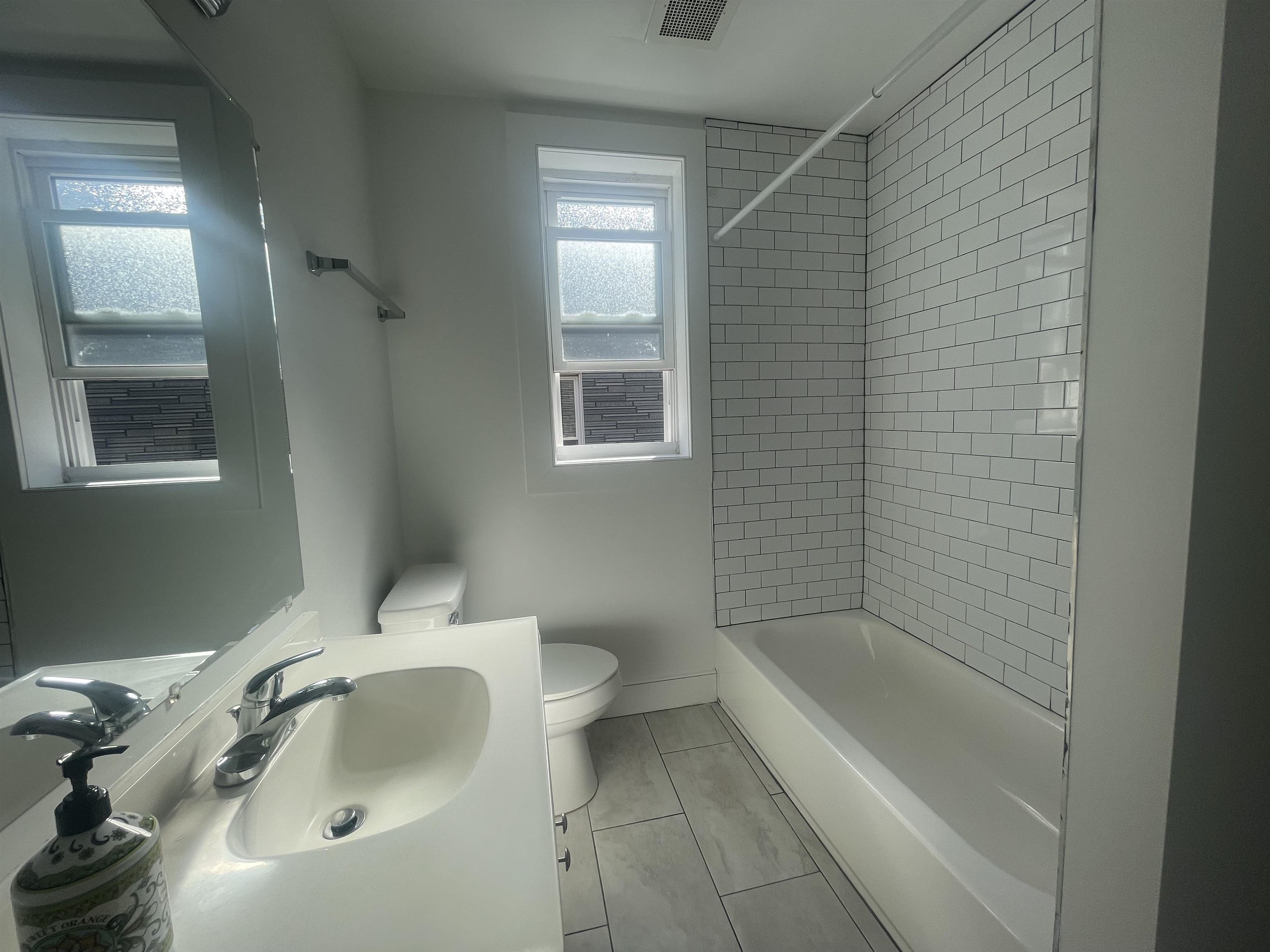 18 WARNER AVE Unit: 2