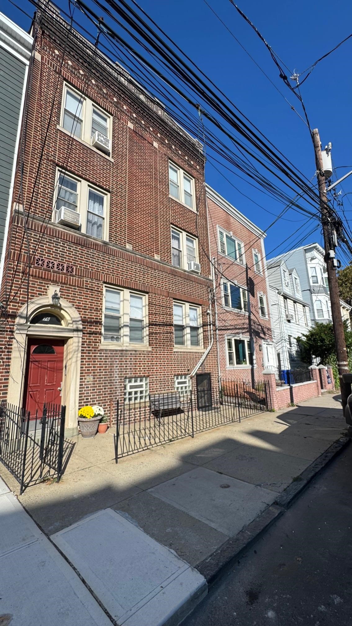 76 BEACON AVE Unit: 3B