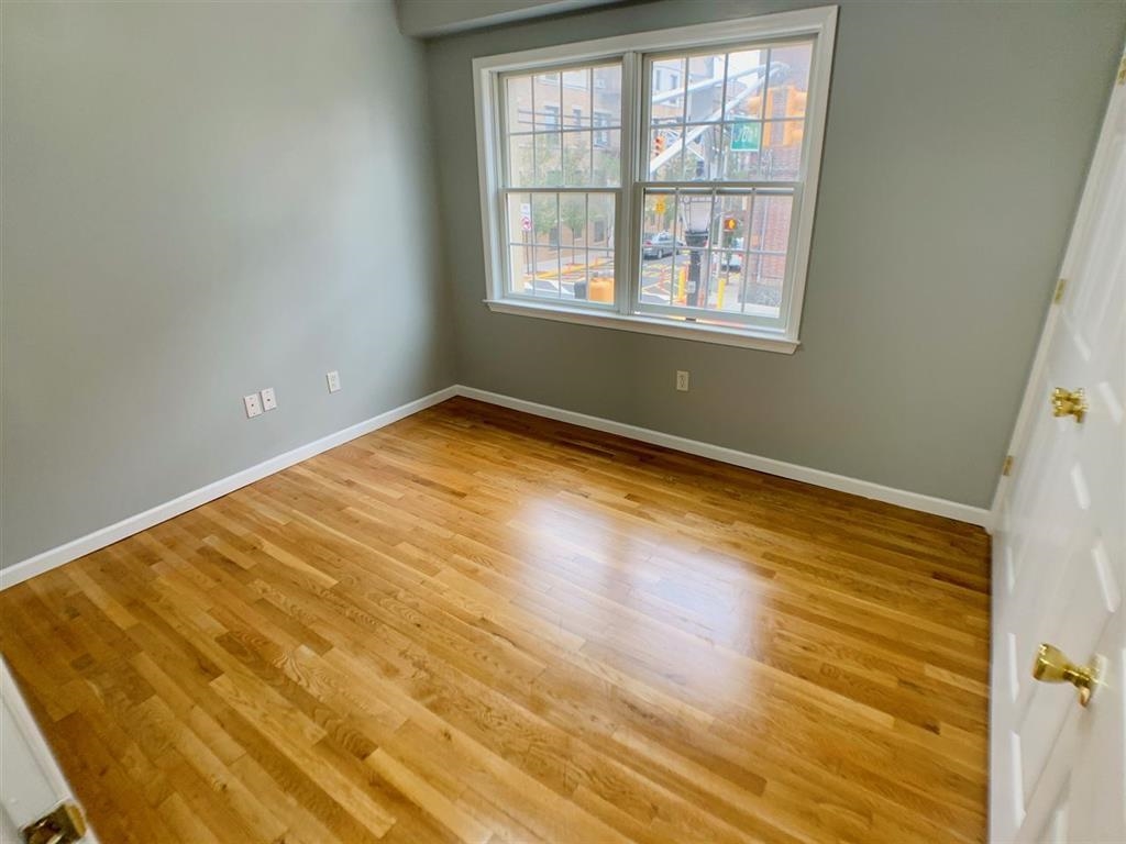 2700 SUMMIT AVE Unit: 202