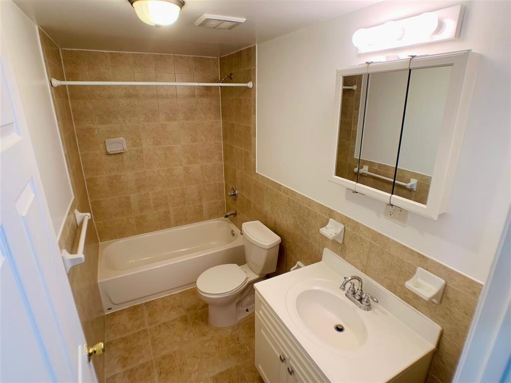 2700 SUMMIT AVE Unit: 202