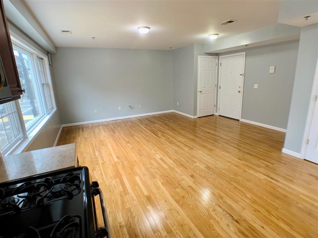 2700 SUMMIT AVE Unit: 202