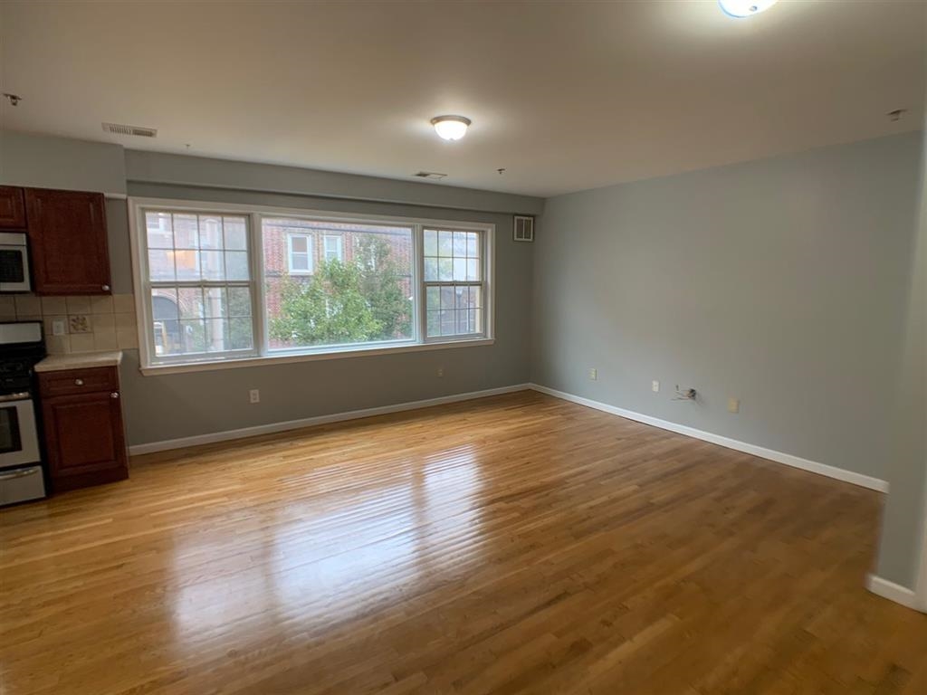 2700 SUMMIT AVE Unit: 202