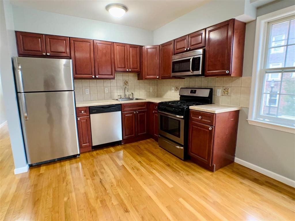 2700 SUMMIT AVE Unit: 202