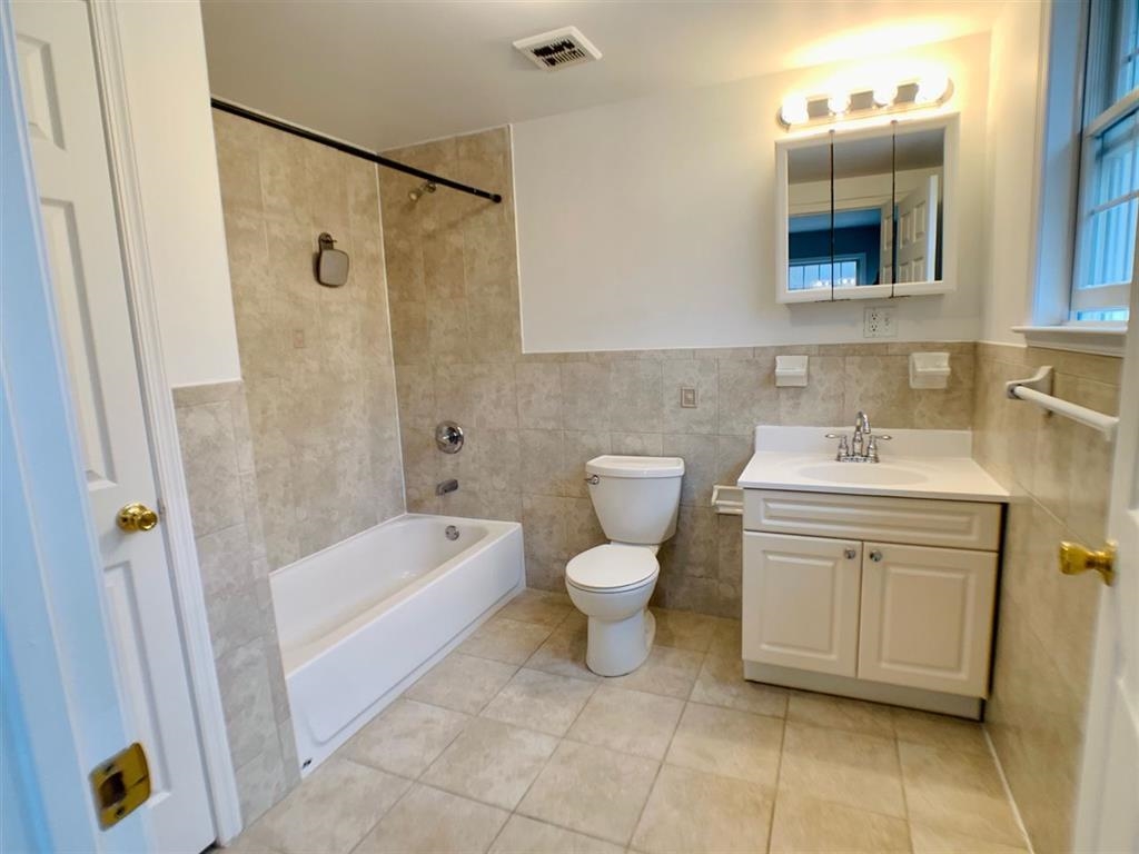 2700 SUMMIT AVE Unit: 202