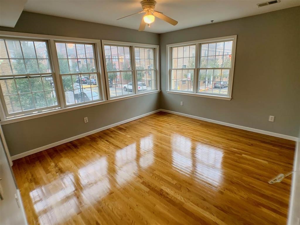 2700 SUMMIT AVE Unit: 202