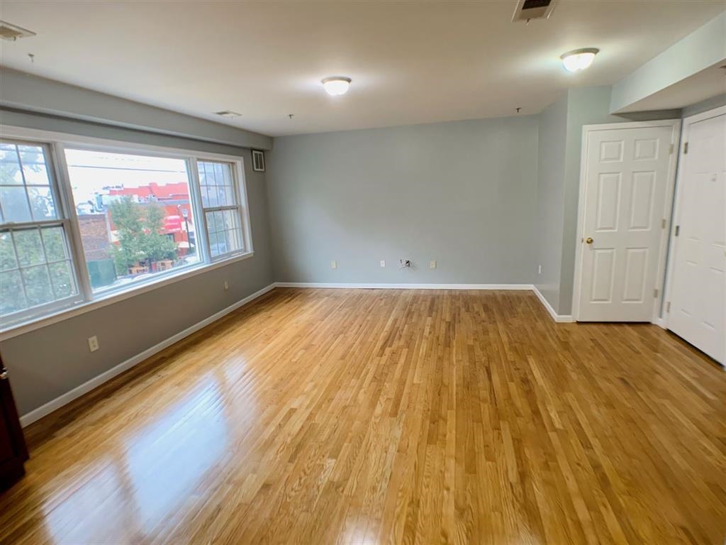 2700 SUMMIT AVE Unit: 202