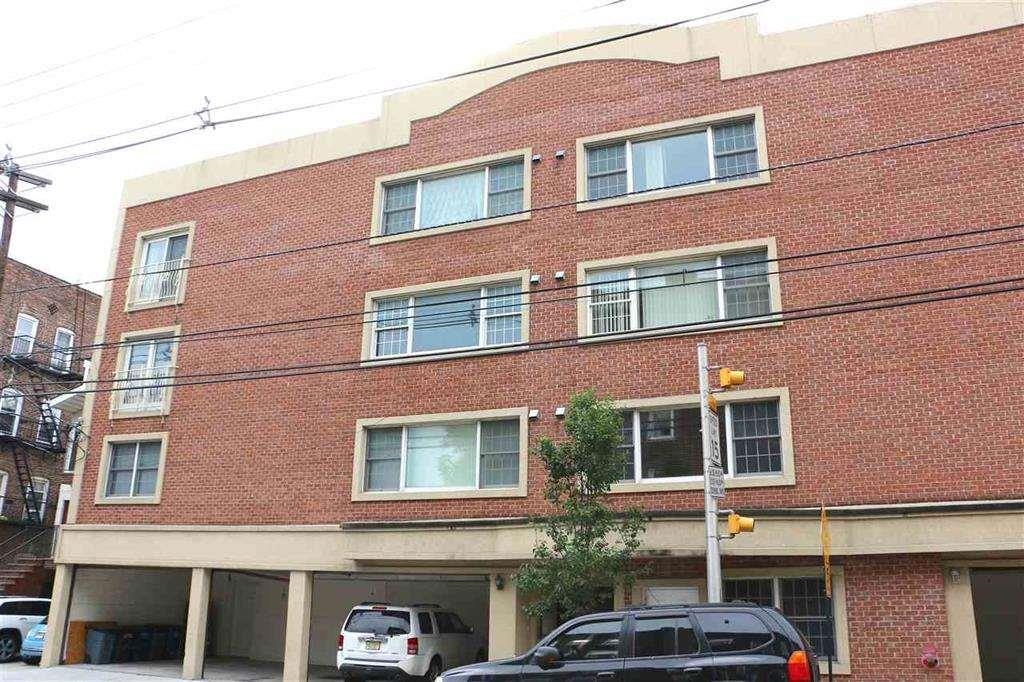 2700 SUMMIT AVE Unit: 202