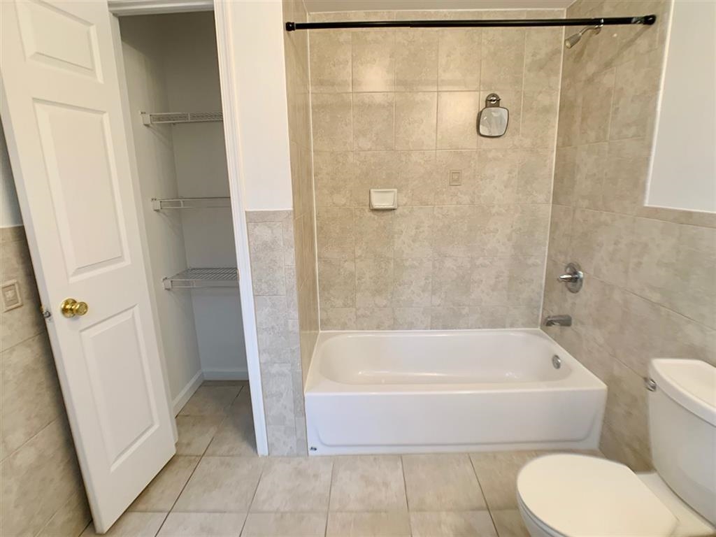 2700 SUMMIT AVE Unit: 202