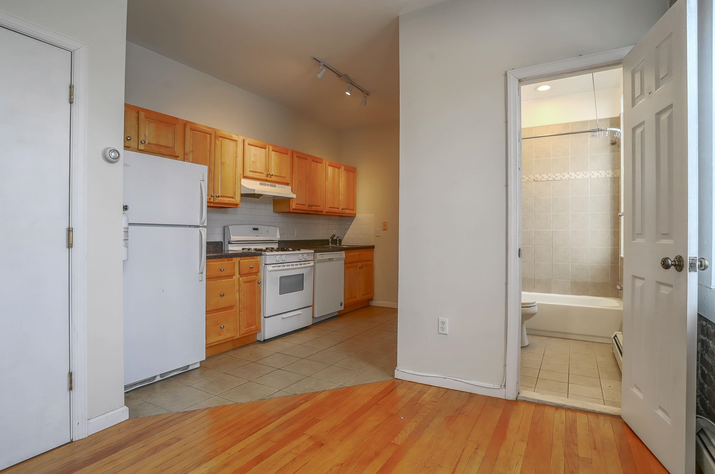 275 WEBSTER AVE Unit: 8