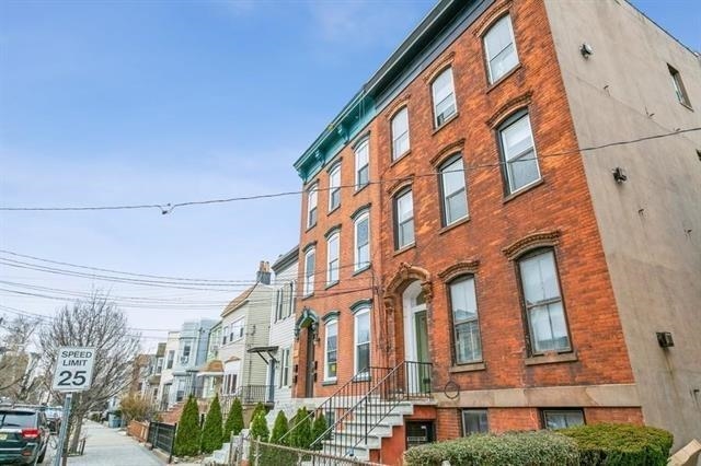 271 OGDEN AVE Unit: 2 (parlor level)