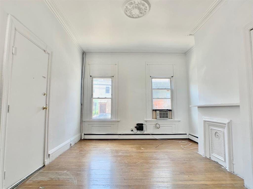 176 HOPKINS AVE Unit: 2R