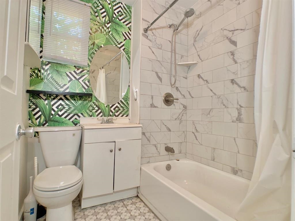 176 HOPKINS AVE Unit: 2R