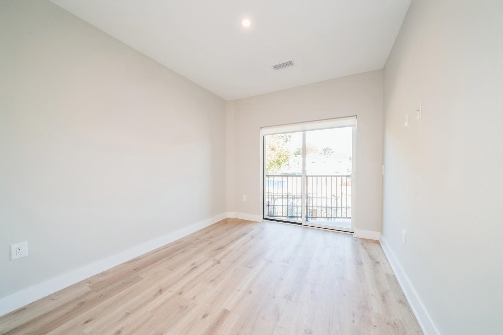 203-205 RANDOLPH AVE Unit: 101