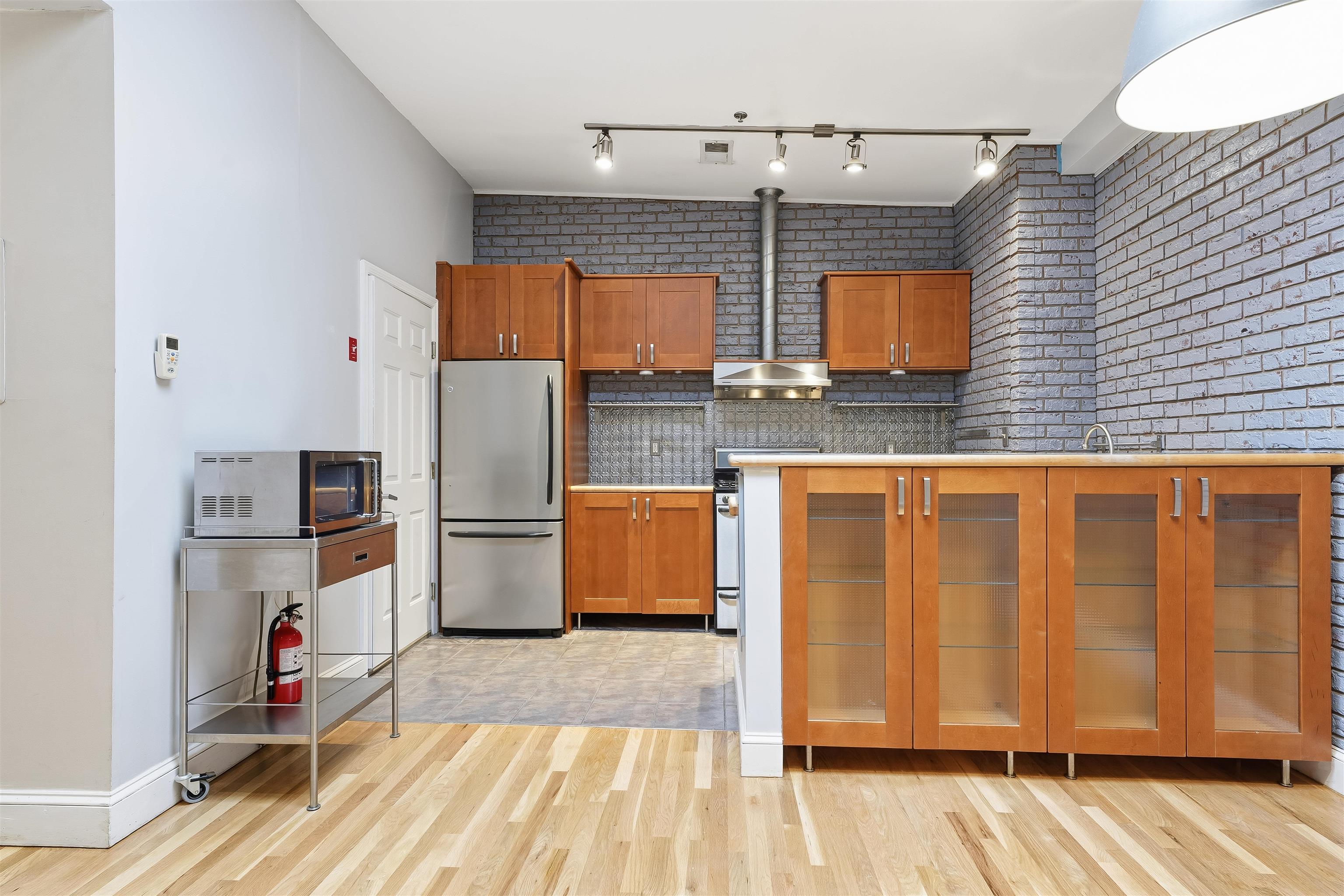 519 MONROE ST Unit: 1B