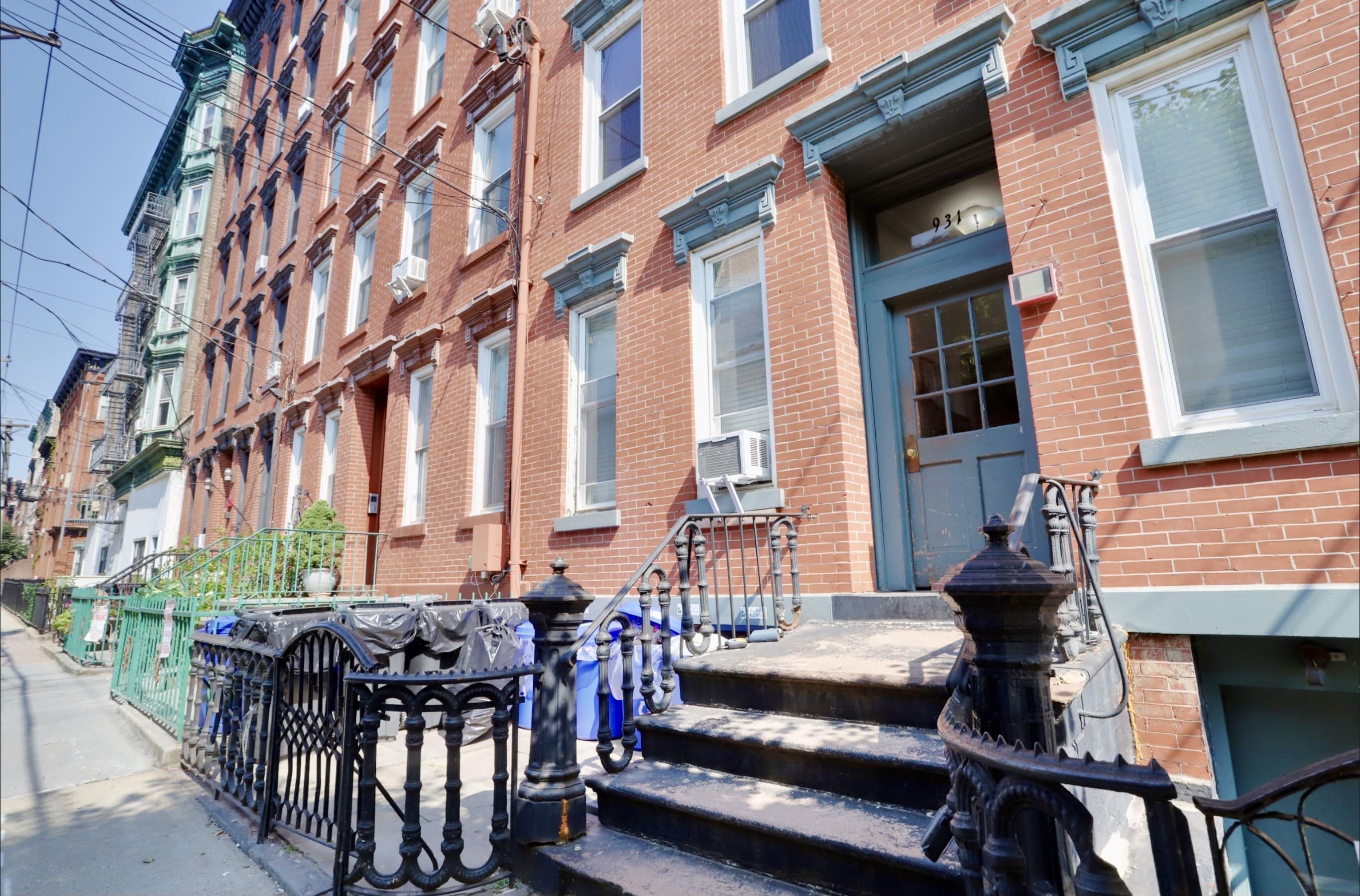 931 PARK AVE Unit: 3R