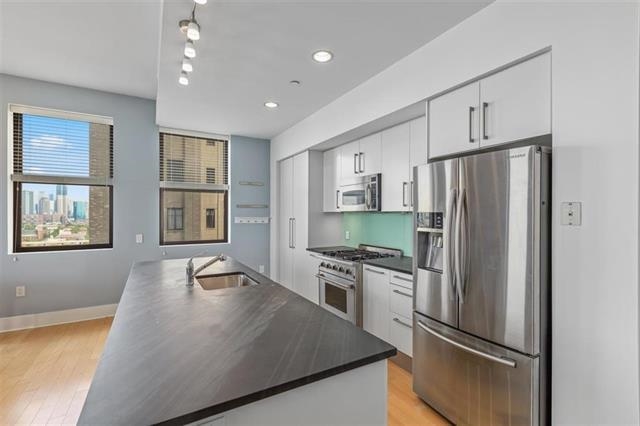 4 BEACON WAY Unit: 1009