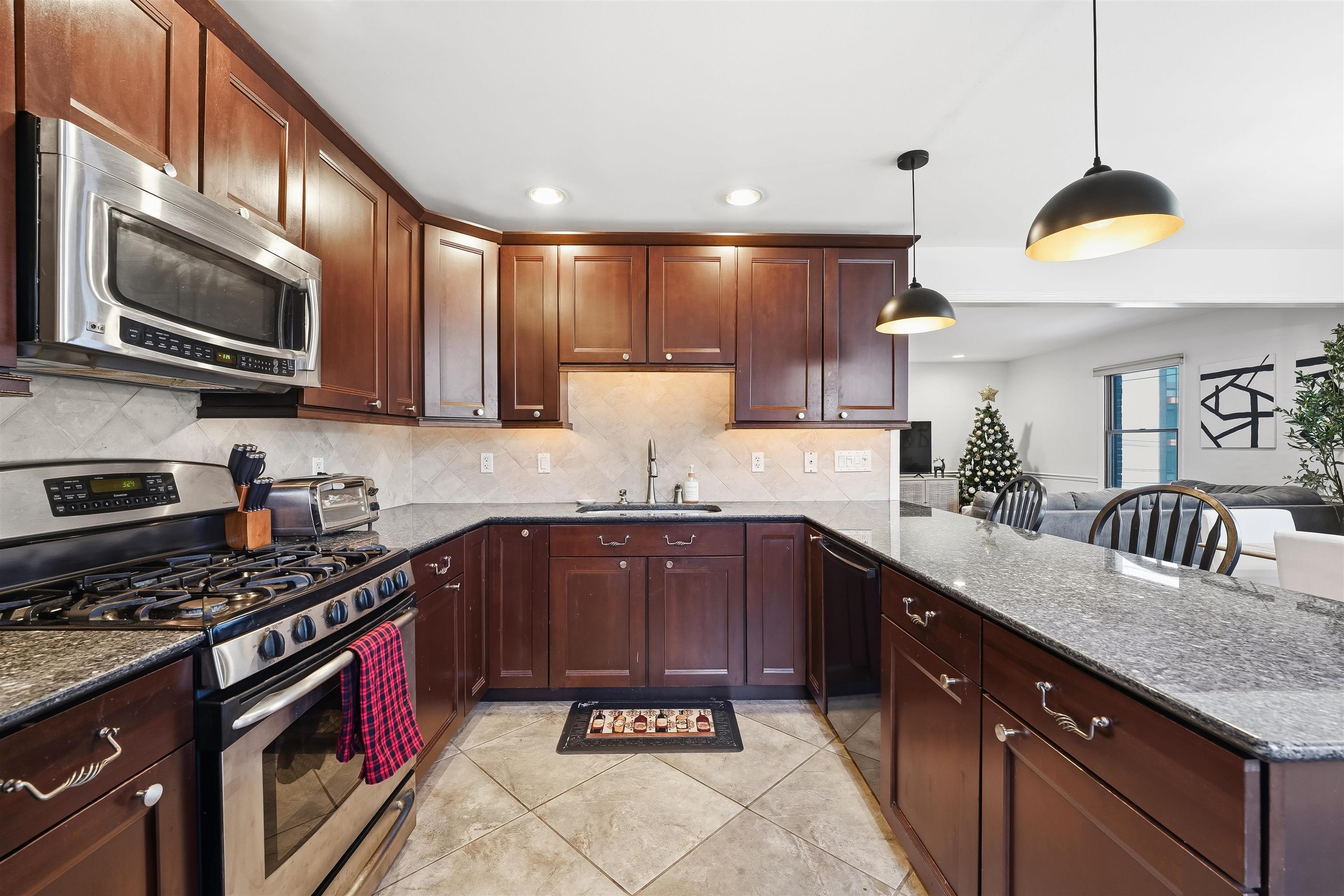 635 MADISON ST Unit: B