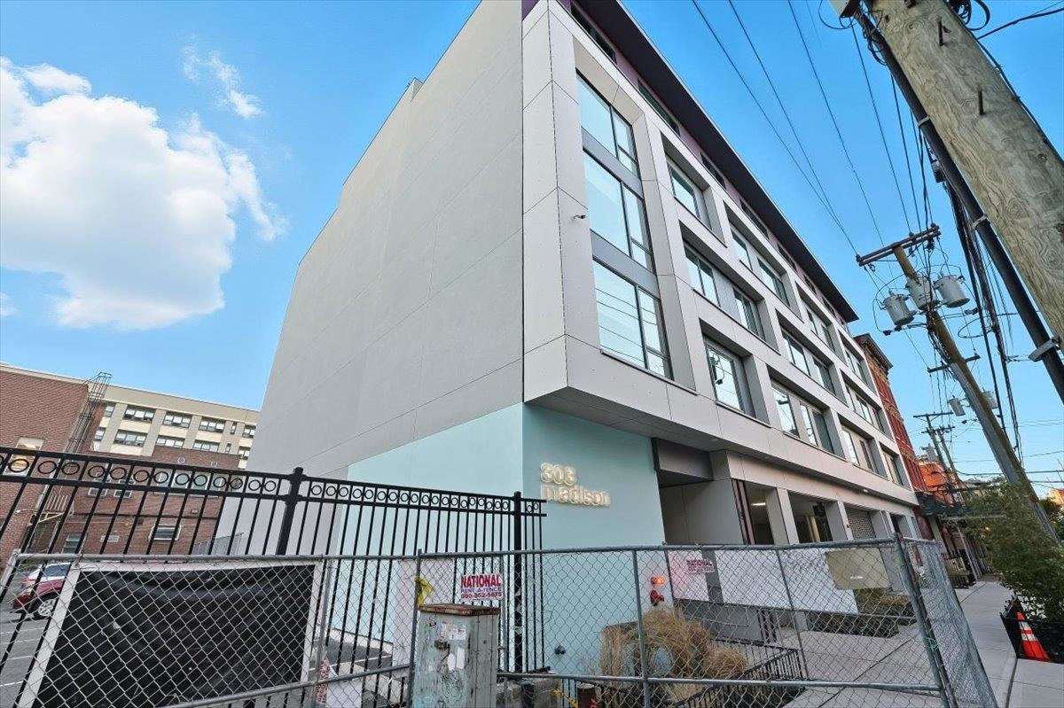 303 MADISON ST Unit: 306