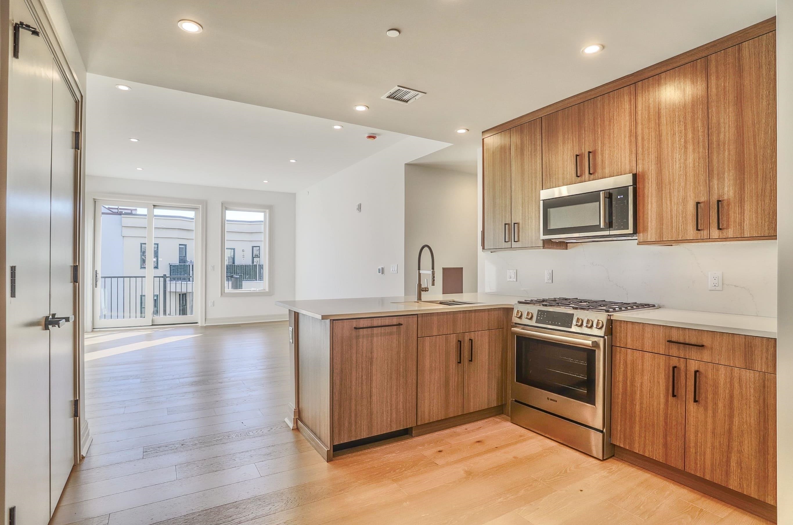 921 MADISON ST Unit: 502