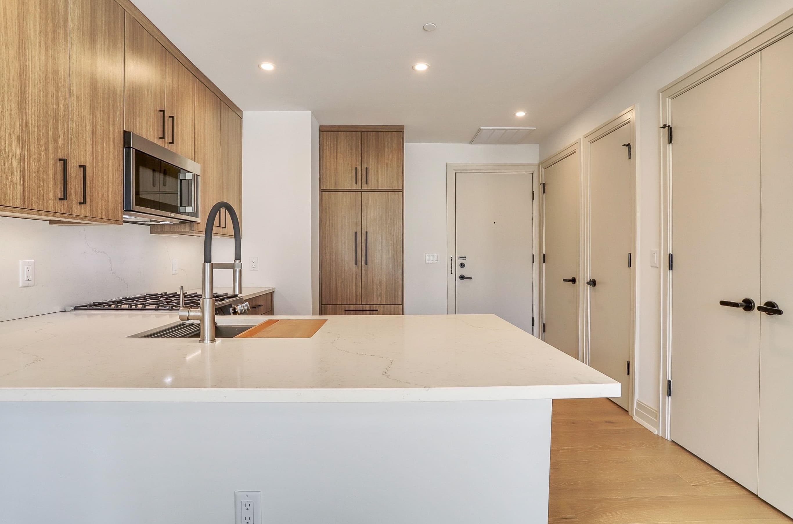 921 MADISON ST Unit: 502