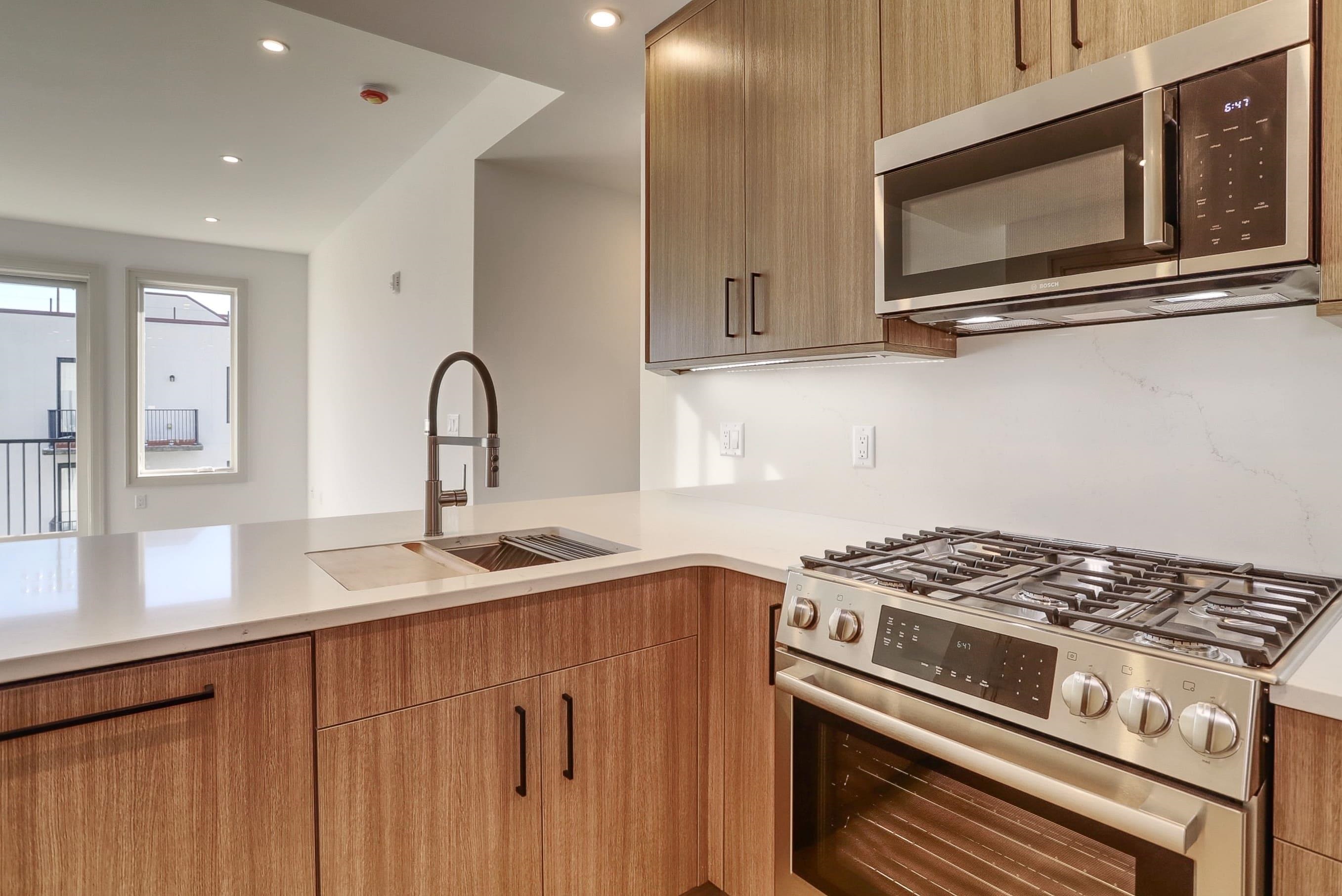 921 MADISON ST Unit: 503