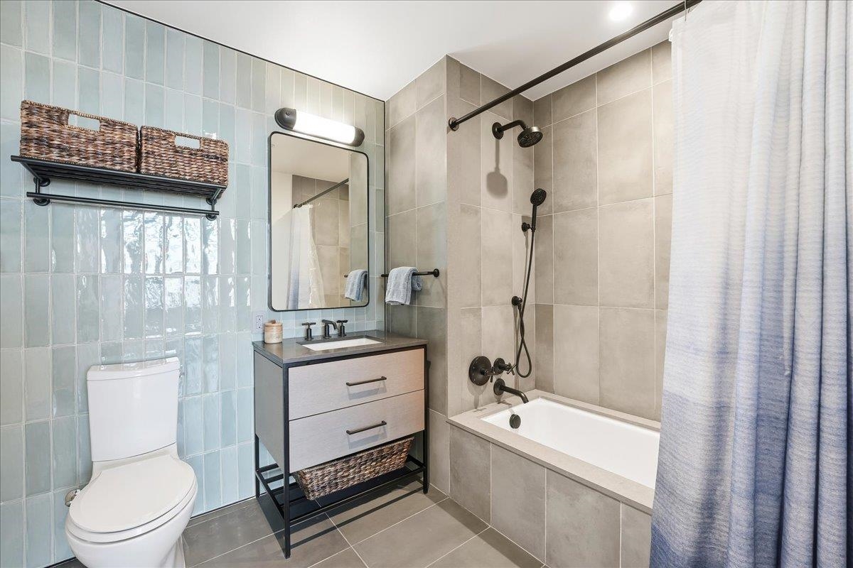 1425 HUDSON ST Unit: 7E