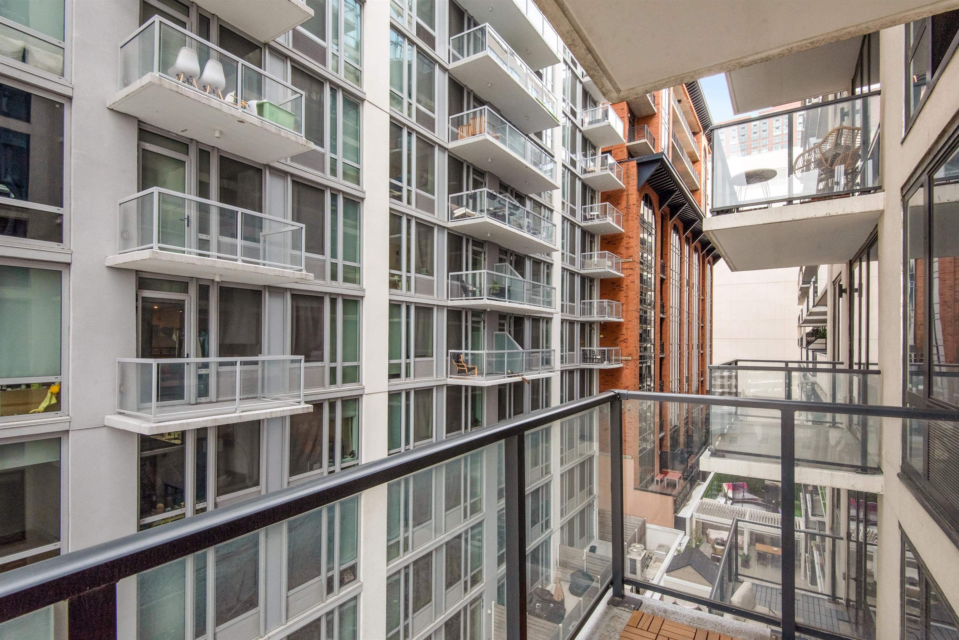 160 1ST ST Unit: 614