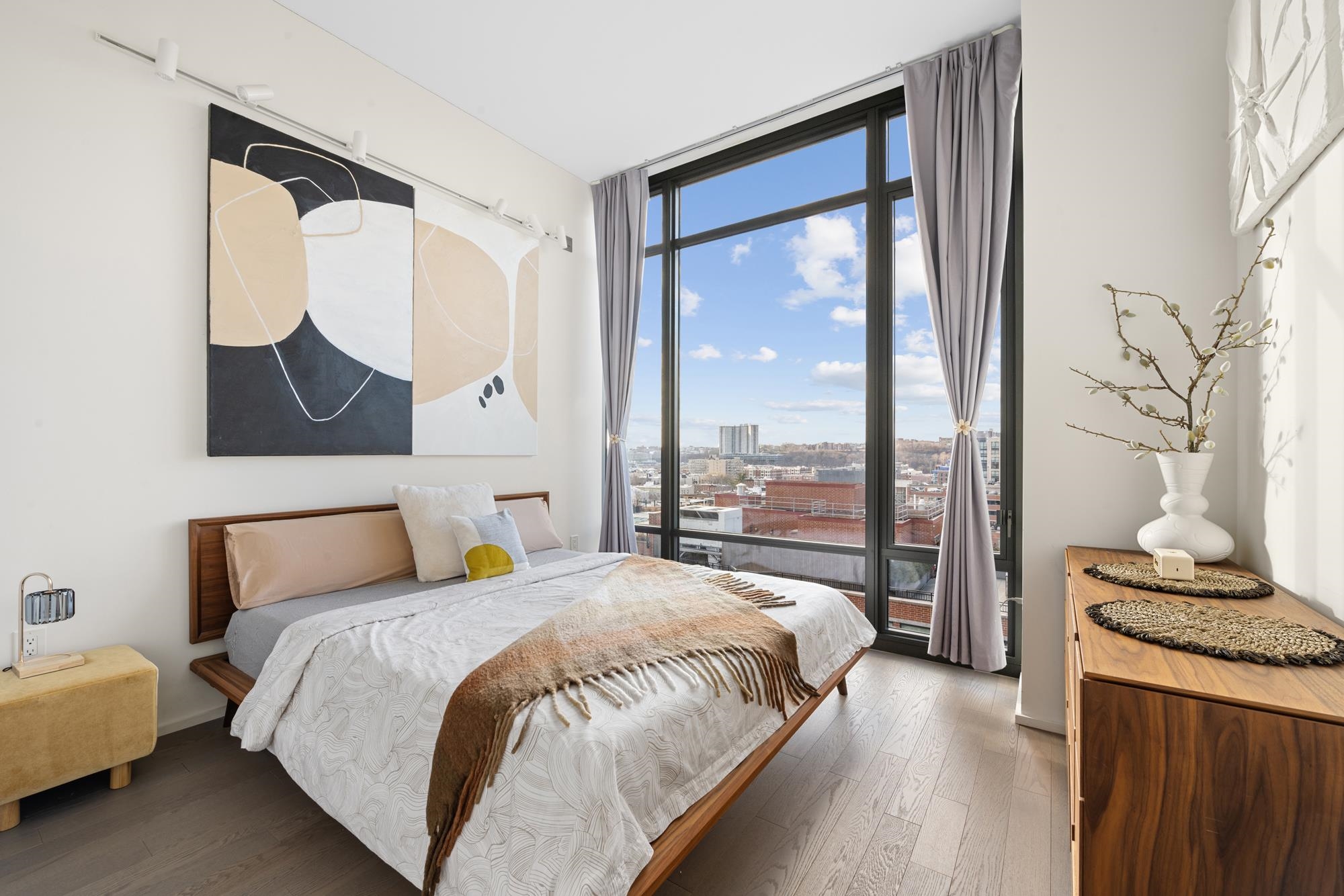 1425 HUDSON ST Unit: PH3