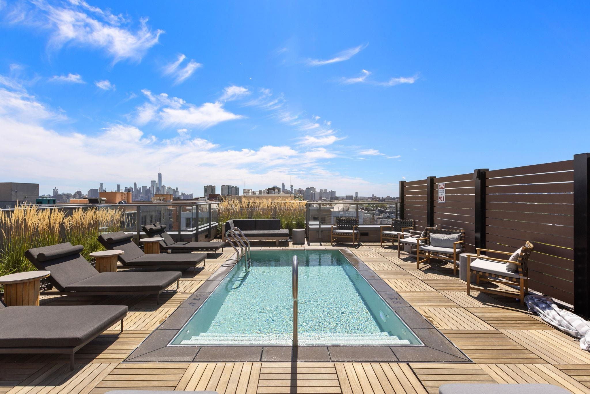 1425 HUDSON ST Unit: PH3