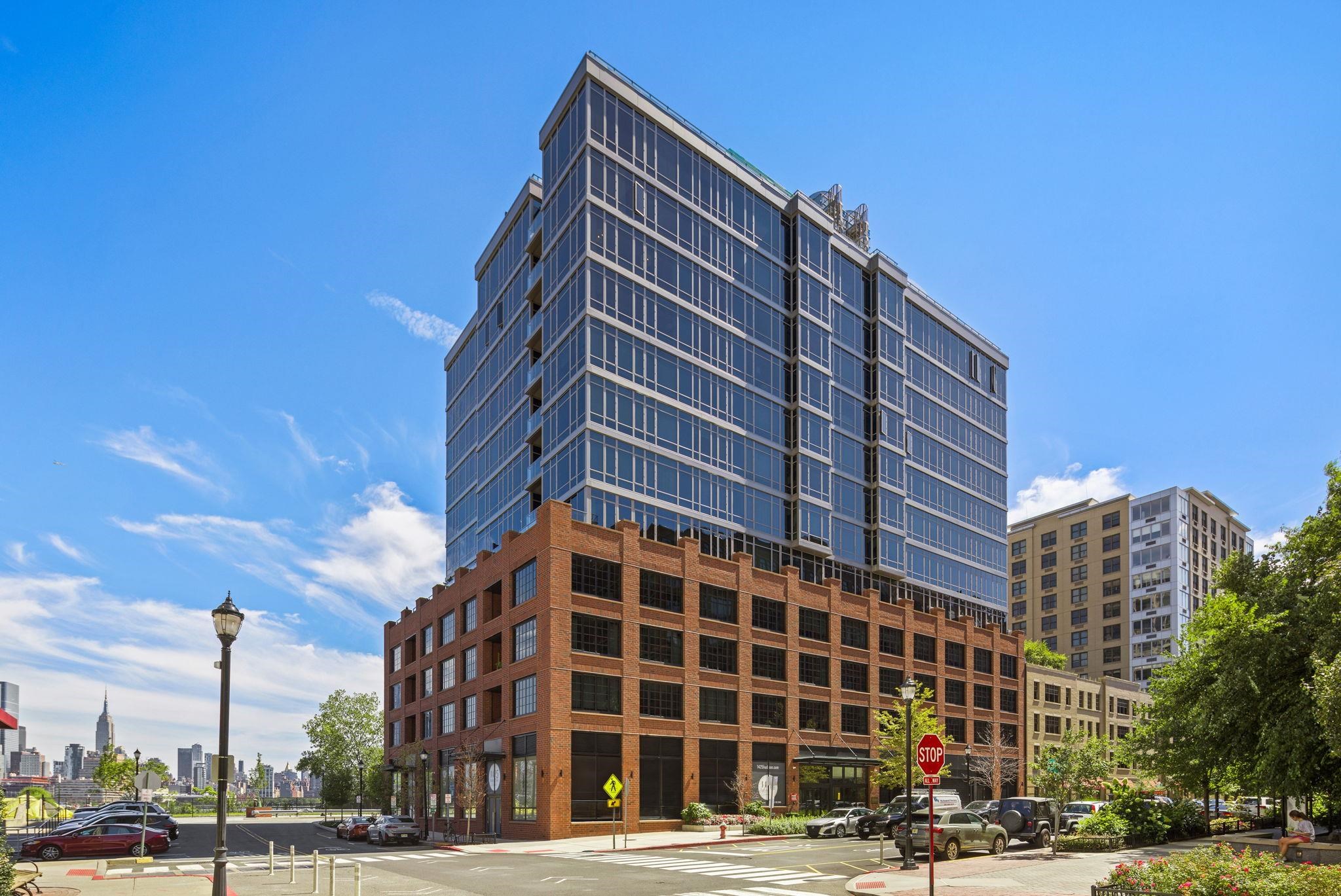 1425 HUDSON ST Unit: PH3