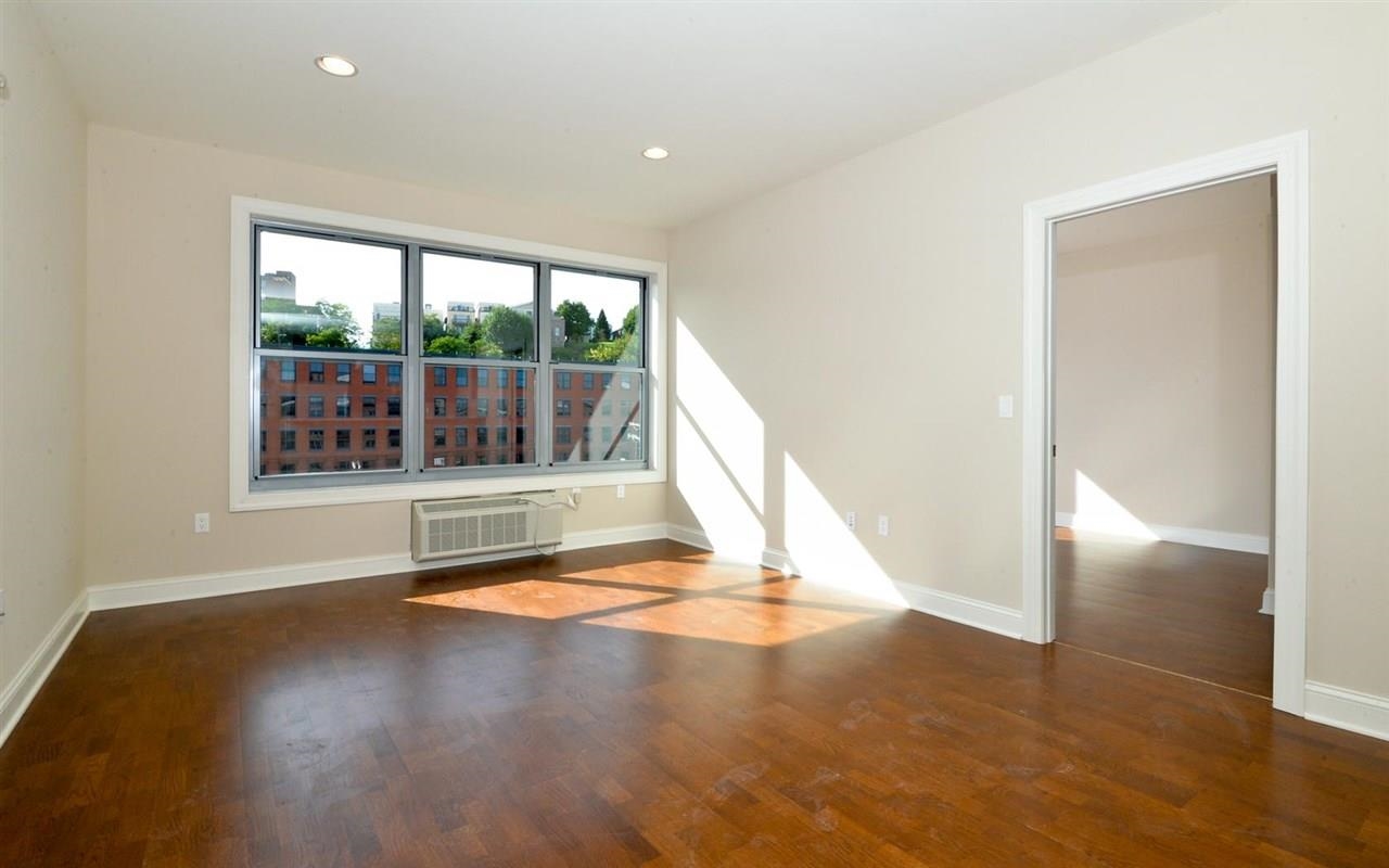 100 MARSHALL ST Unit: 210