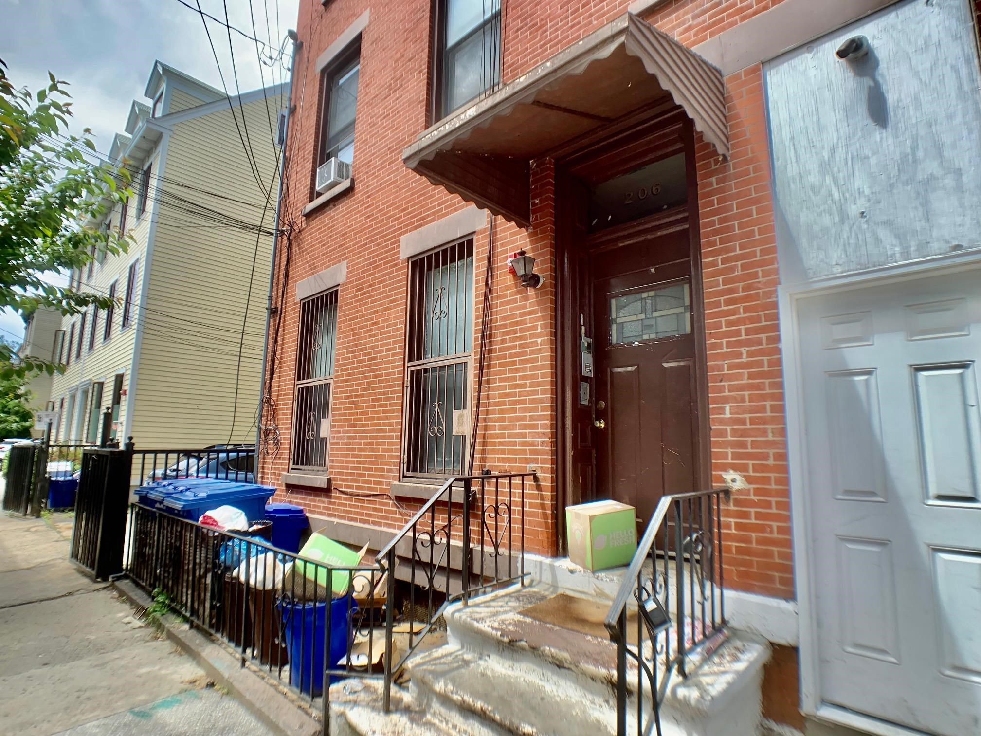 206 4TH ST Unit: 2F
