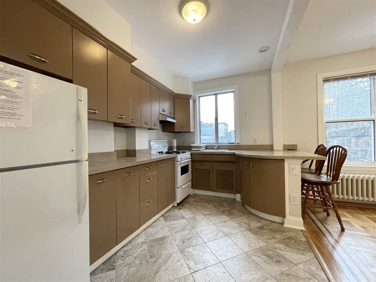 445 MONMOUTH ST Unit: 3