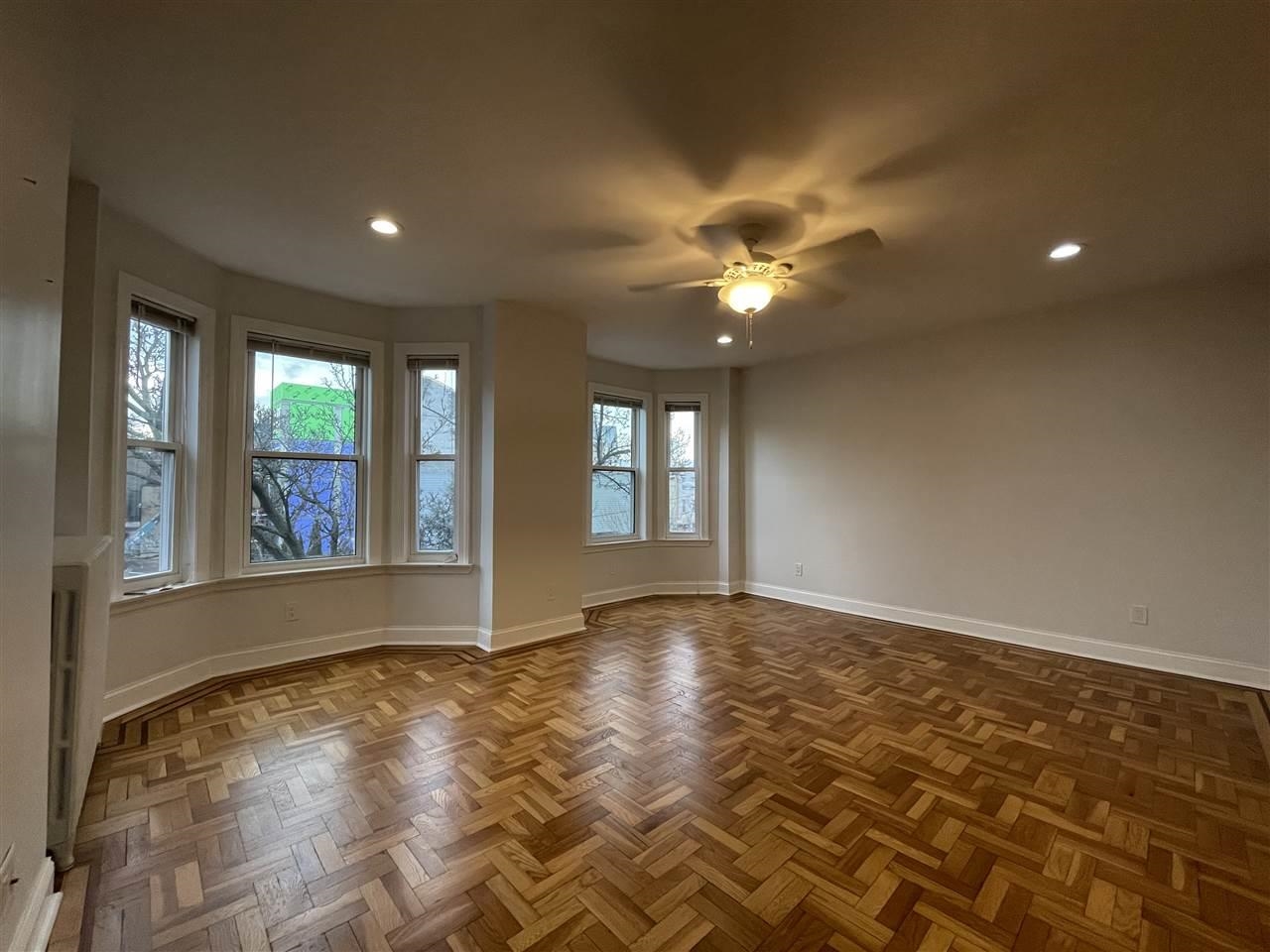 445 MONMOUTH ST Unit: 3