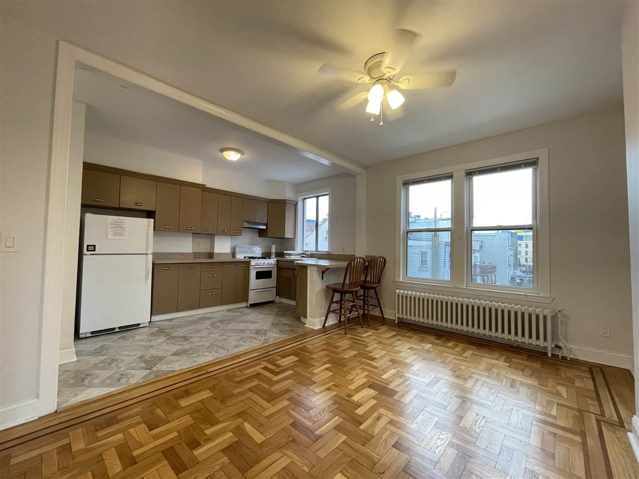 445 MONMOUTH ST Unit: 3