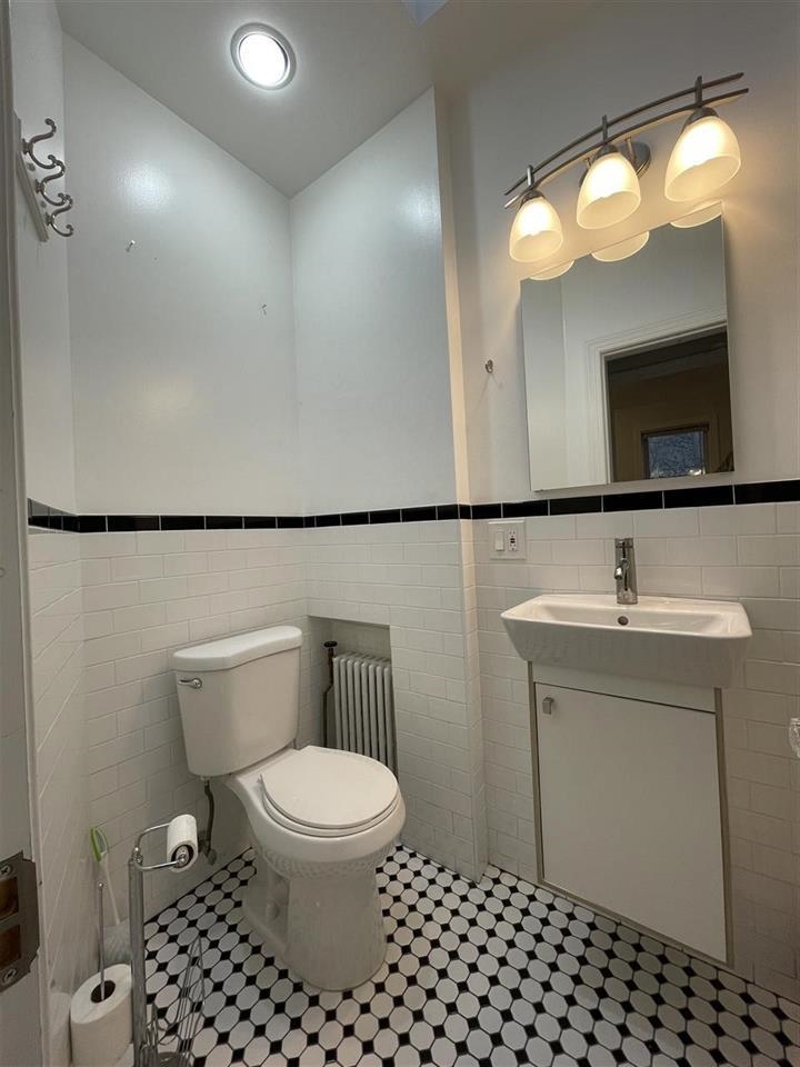 445 MONMOUTH ST Unit: 3