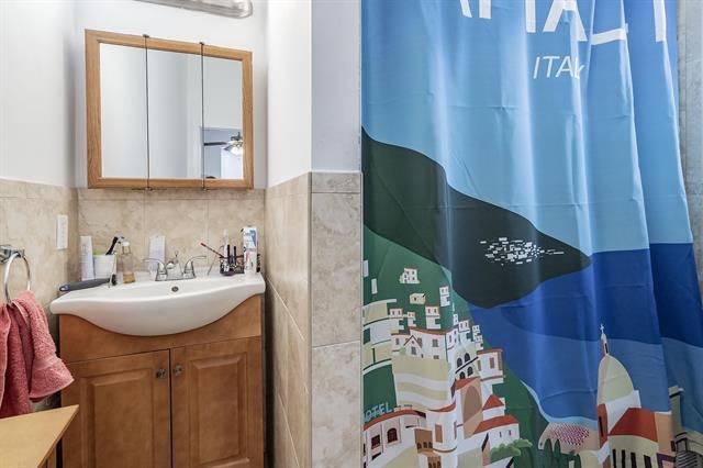 977 SUMMIT AVE Unit: 2