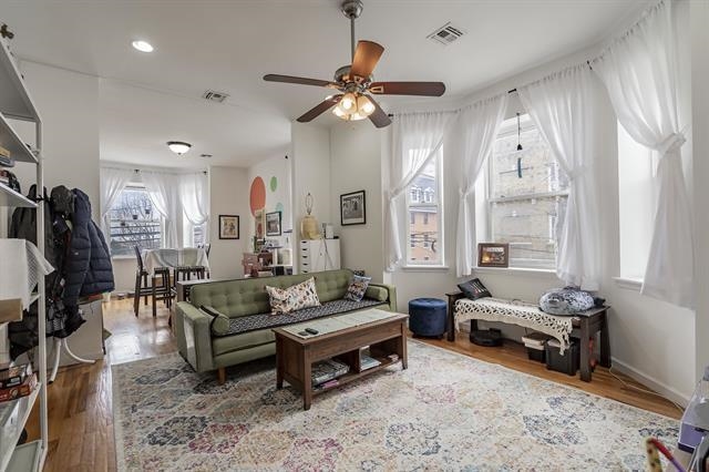 977 SUMMIT AVE Unit: 2