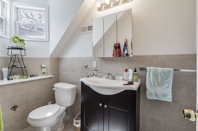 977 SUMMIT AVE Unit: 2