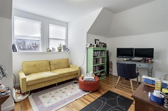 977 SUMMIT AVE Unit: 2