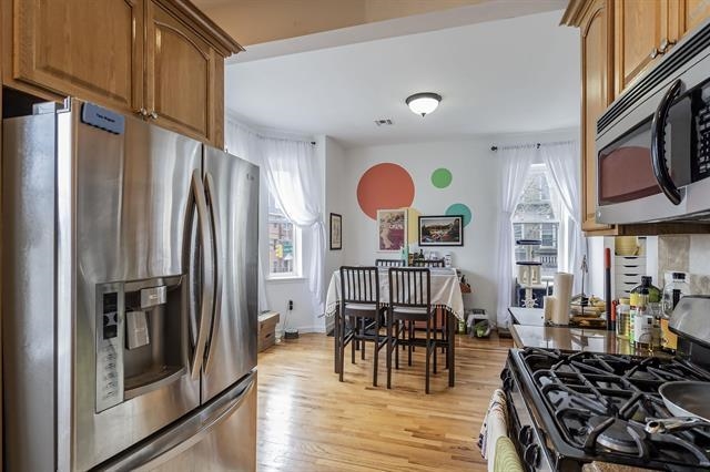 977 SUMMIT AVE Unit: 2