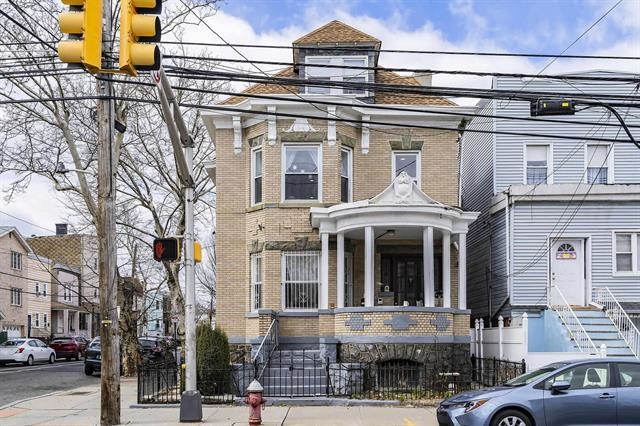 977 SUMMIT AVE Unit: 2