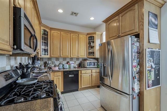 977 SUMMIT AVE Unit: 2