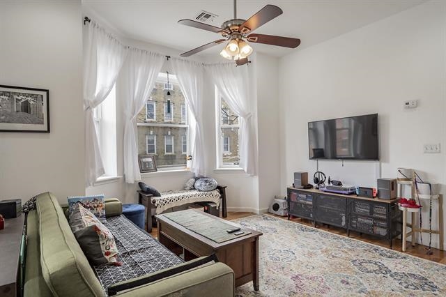 977 SUMMIT AVE Unit: 2